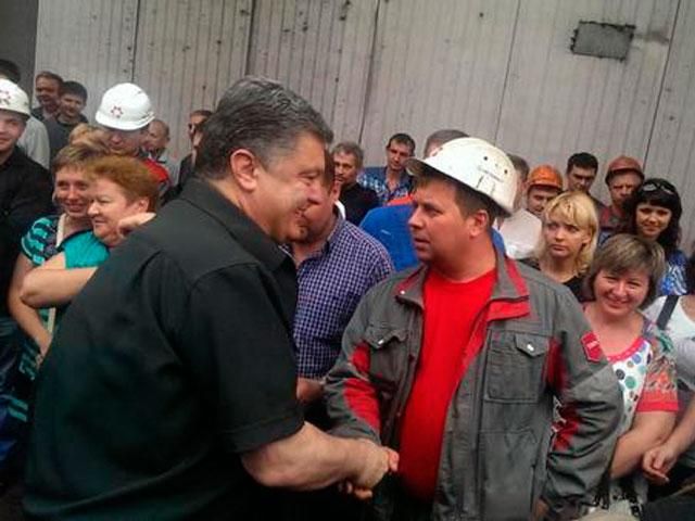 Порошенко каже, що по дорозі до Маріуполя його “думали налякати” Порошенко каже, що по дорозі до Маріуполя його “думали налякати”