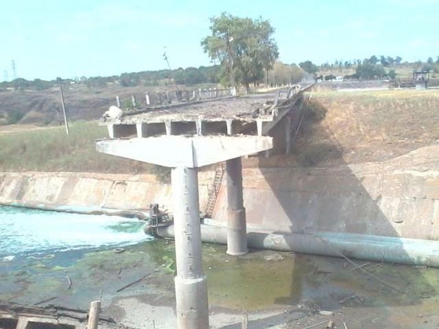 Вблизи Мариуполя взорвали мост (Фото) Вблизи Мариуполя взорвали мост (Фото)