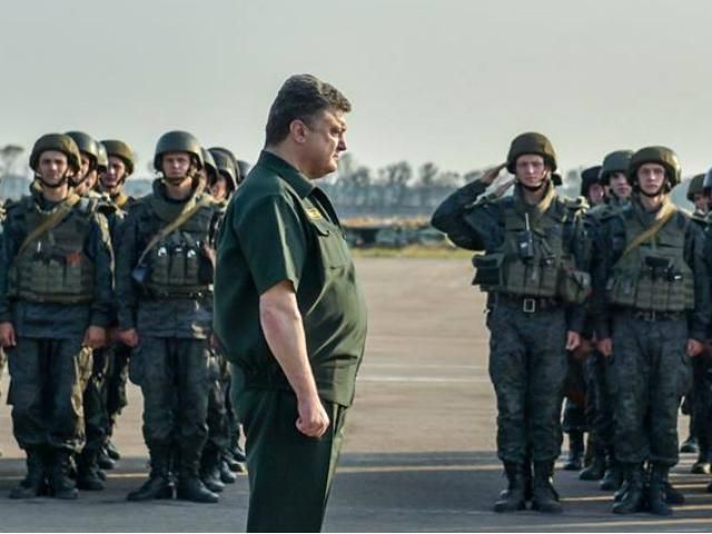 Порошенко обещает наказать виновных в потерях под Иловайском Порошенко обещает наказать виновных в потерях под Иловайском