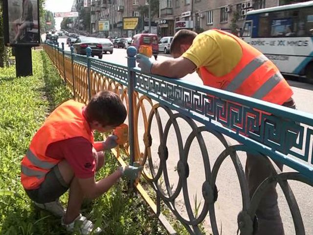 В столице красят заборы в патриотические цвета (Видео)