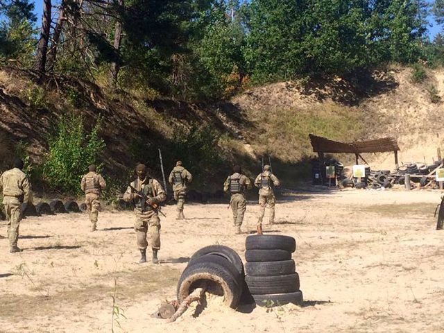 На в’їзді до Києва зупинили фуру з невідомою хімічною речовиною На в’їзді до Києва зупинили фуру з невідомою хімічною речовиною