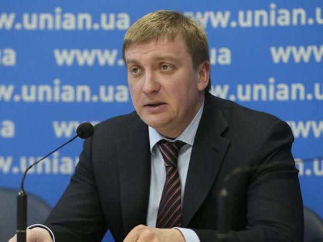 Янукович с "семьей" ежегодно воровали 150 млрд грн с помощью госзакупок Янукович с "семьей" ежегодно воровали 150 млрд грн с помощью госзакупок