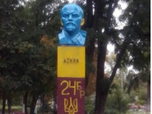 В Луганской области появился желто-голубой Ленин (Фото) 