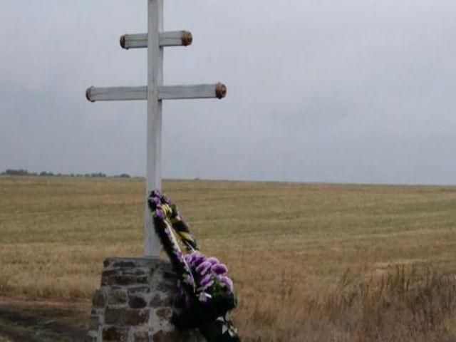 Речі загиблих досі лежать на тому місці, де впав "Боїнг–777" (Відео) Речі загиблих досі лежать на тому місці, де впав "Боїнг–777" (Відео)