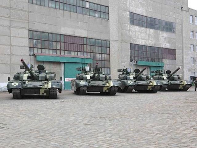 Армія щоденно отримує до 30 одиниць техніки, — Порошенко