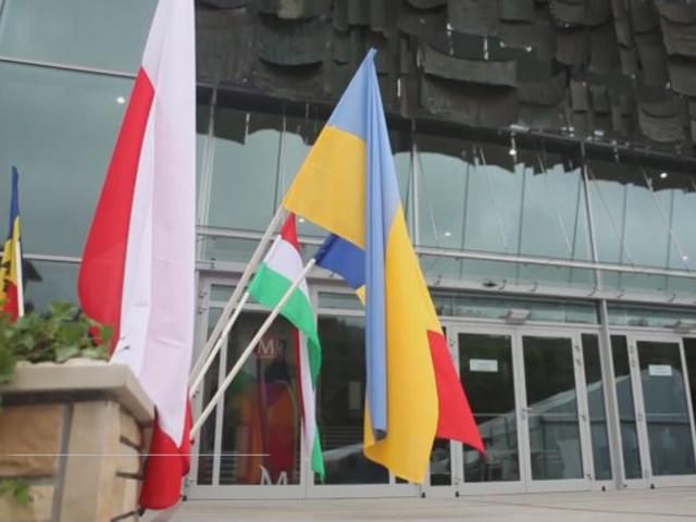 Малюнки юних українців - на економічному форумі у Польщі Малюнки юних українців - на економічному форумі у Польщі