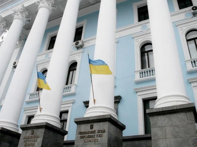 Под Минобороны митингуют родственники бойцов АТО (Видео) Под Минобороны митингуют родственники бойцов АТО (Видео)