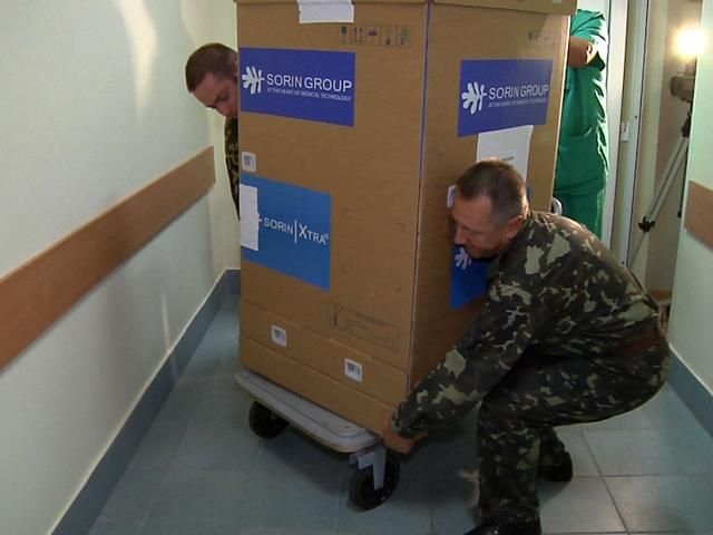 Во Львове благотворители подарили военным сепаратор для очистки крови (Видео)