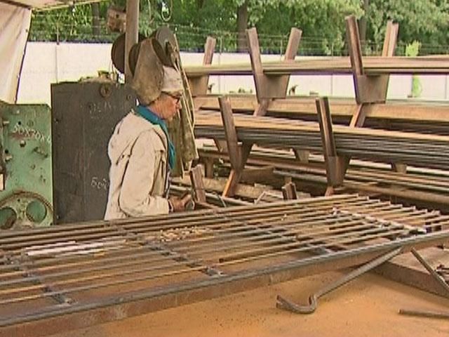 У Полтаві волонтери створюють протикумулятивний захист для військової техніки У Полтаві волонтери створюють протикумулятивний захист для військової техніки