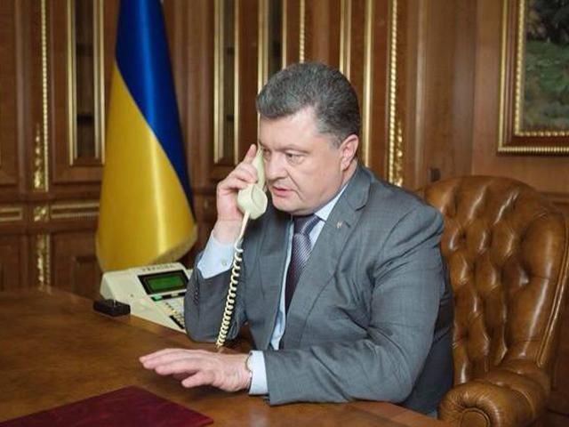 Порошенко подякував Олланду за його зусилля на підтримку України Порошенко подякував Олланду за його зусилля на підтримку України