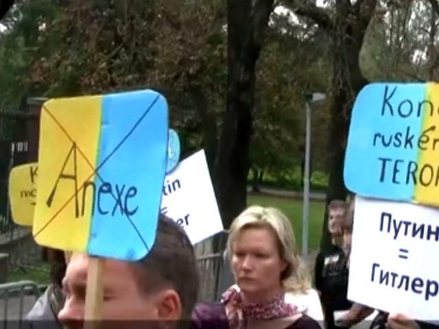 В Праге перед посольством РФ состоялся митинг в поддержку Украины (Видео)