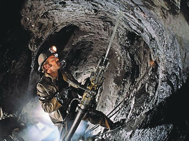 На подконтрольных боевикам территориях остановилось 70% шахт На подконтрольных боевикам территориях остановилось 70% шахт