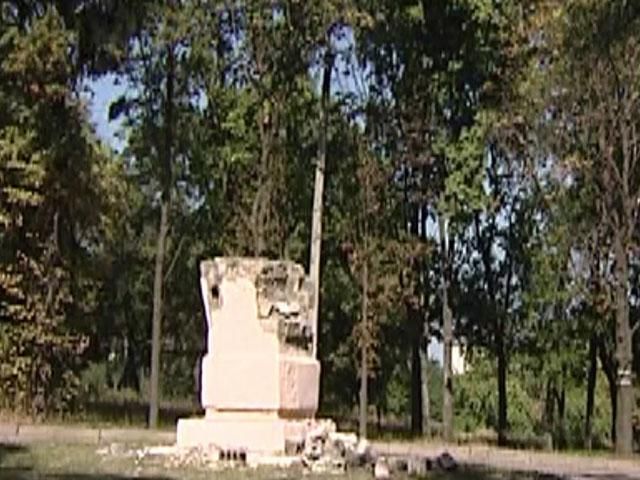 У Харкові знову пошкодили два пам'ятники вождю У Харкові знову пошкодили два пам'ятники вождю