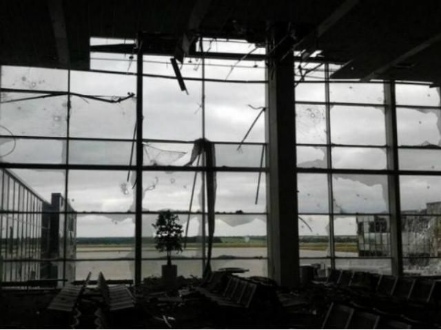 Терористи обстрілюють донецький аеропорт з "Градів", — ЗМІ Терористи обстрілюють донецький аеропорт з "Градів", — ЗМІ