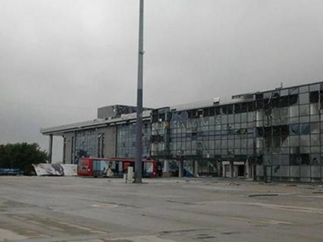 Террористы трижды штурмовали аэропорт в Донецке, атаку отбили