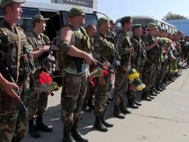 Жители г. Суммы встретили пограничников из зоны АТО (Видео) Жители г. Суммы встретили пограничников из зоны АТО (Видео)