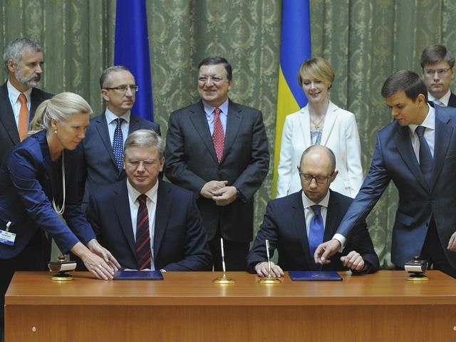 Яценюк і Фюле підписали угоду про фінансування ЄС проектів з розвитку неурядового сектору