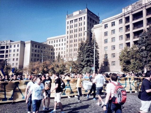 ФОТО ДНЯ: В Харькове — массовый марш ультрас в поддержку АТО ФОТО ДНЯ: В Харькове — массовый марш ультрас в поддержку АТО