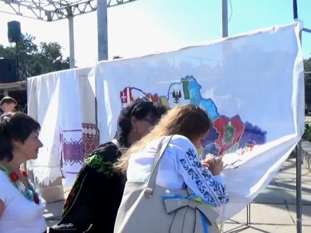 В Мариуполе люди собрались на акцию за единую Украину (Видео) В Мариуполе люди собрались на акцию за единую Украину (Видео)