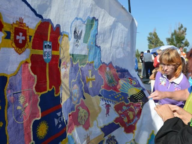 Мариупольцы вышили карту Украины (Фото) Мариупольцы вышили карту Украины (Фото)