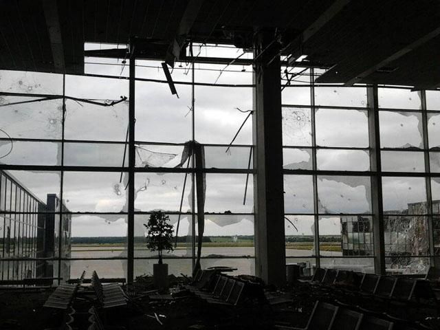 Російсько-терористичні війська обстрілюють аеропорт Донецька з важкої артилерії (Відео) Російсько-терористичні війська обстрілюють аеропорт Донецька з важкої артилерії (Відео)