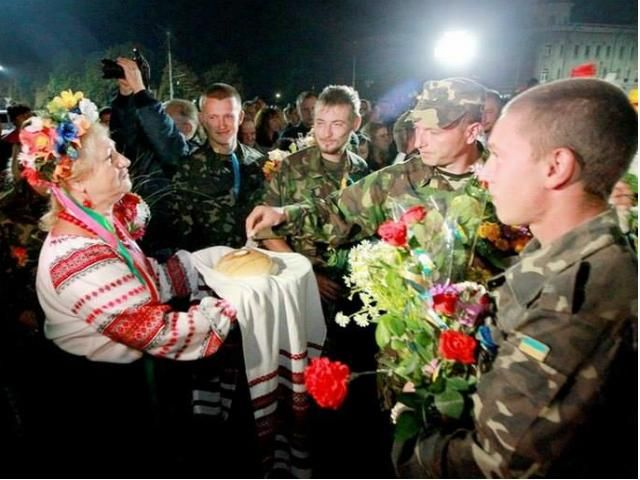 ФОТО ДНЯ: Як на Чернігівщині зустріли танкістів, які повернулися із зони АТО