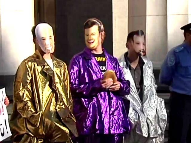 Маски-шоу під Радою: активісти в масках політиків закликали голосувати за Антикорупційне бюро Маски-шоу під Радою: активісти в масках політиків закликали голосувати за Антикорупційне бюро