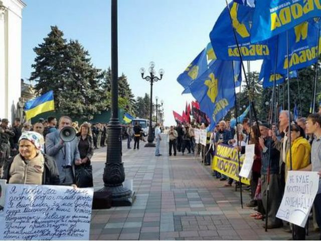 Под Радой митингуют за люстрацию. Под здание парламента стянули около тысячи милиционеров