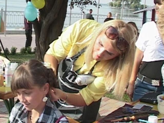 Тернопільські перукарі зібрали гроші пораненому бійцю (Відео) Тернопільські перукарі зібрали гроші пораненому бійцю (Відео)