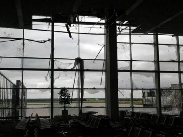 Українські військові утримують аеропорт Донецька, здавати не збираються, — РНБО Українські військові утримують аеропорт Донецька, здавати не збираються, — РНБО