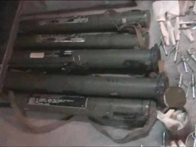 Днепропетровские правоохранители показали изъятый у жителя города арсенал оружия Днепропетровские правоохранители показали изъятый у жителя города арсенал оружия