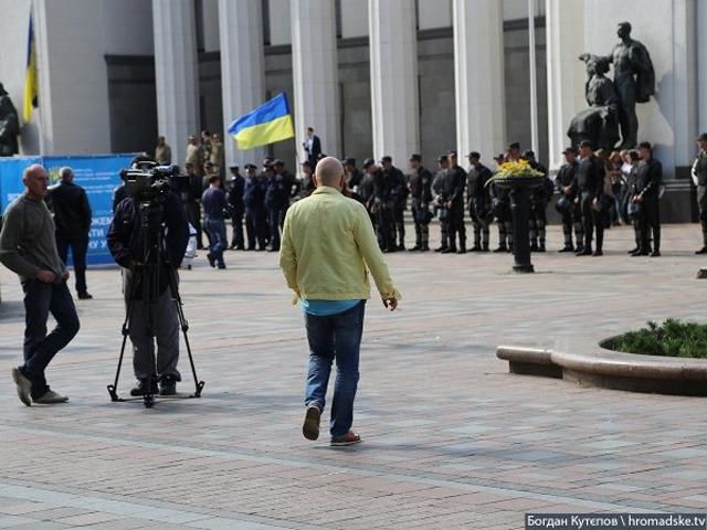 Под Раду сносят шины (Фото. Видео)