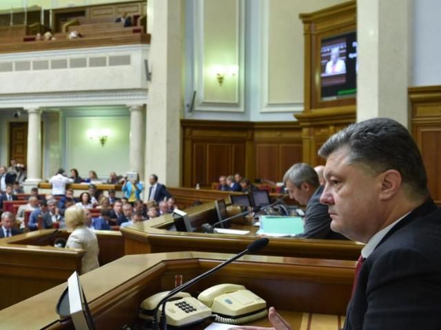 Порошенко не впевнений, що його закони допоможуть встановити мир на Донбасі Порошенко не впевнений, що його закони допоможуть встановити мир на Донбасі
