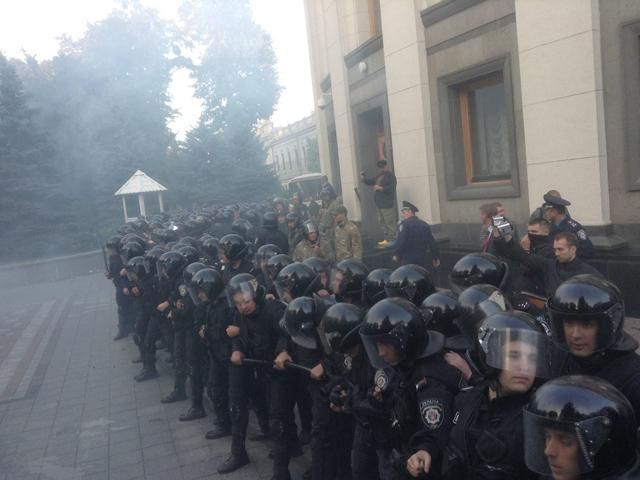 Под Радой сломали забор (Фото) Под Радой сломали забор (Фото)