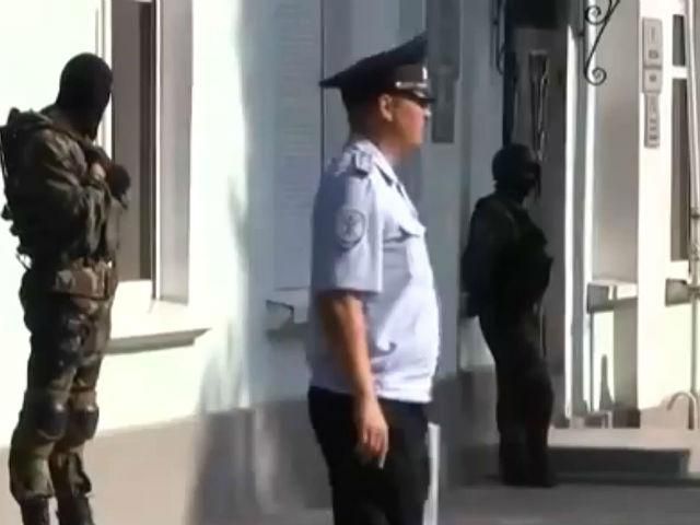 В Крыму продолжают обыск членов Меджлиса и самого учреждения В Крыму продолжают обыск членов Меджлиса и самого учреждения