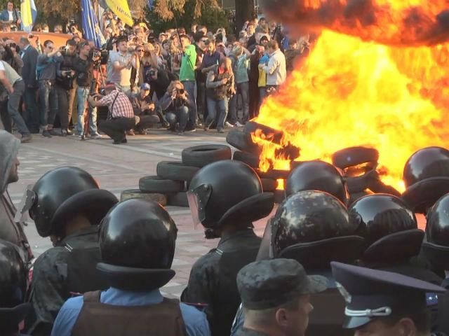 Сегодня под Верховной Радой жгли шины и скандировали "люстрацию"