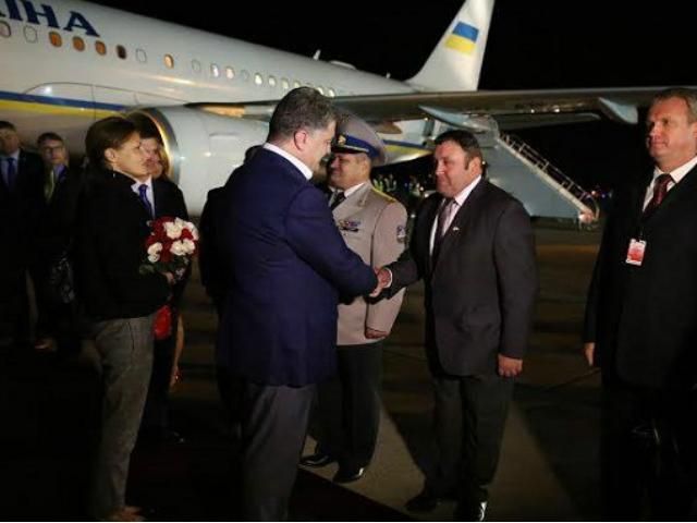 Порошенко з дружиною прибули до Канади (Фото) Порошенко з дружиною прибули до Канади (Фото)