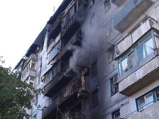 Террористы обстреливают Донецк: снаряды разрушают многоэтажки (Фото) Террористы обстреливают Донецк: снаряды разрушают многоэтажки (Фото)