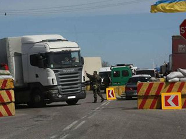 На трассе из Херсона до Крыма – 10-километровый затор На трассе из Херсона до Крыма – 10-километровый затор