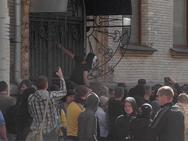 Від Порошенка вимагали не підписувати Закон про статус Донбасу Від Порошенка вимагали не підписувати Закон про статус Донбасу