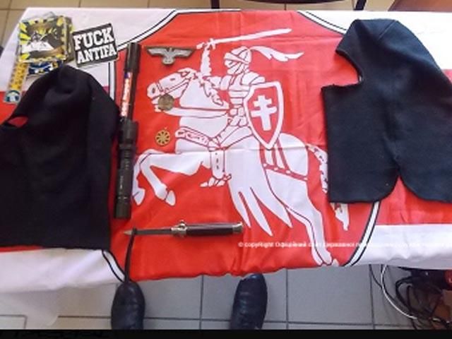 Двоє білорусів намагалися провезти в Україну електрошокер, балаклави та медалі зі свастикою Двоє білорусів намагалися провезти в Україну електрошокер, балаклави та медалі зі свастикою