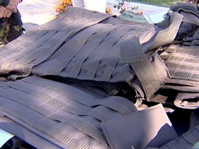 В Харькове бойцам АТО подарили 12 сделанных вручную бронежилетов (Видео) В Харькове бойцам АТО подарили 12 сделанных вручную бронежилетов (Видео)