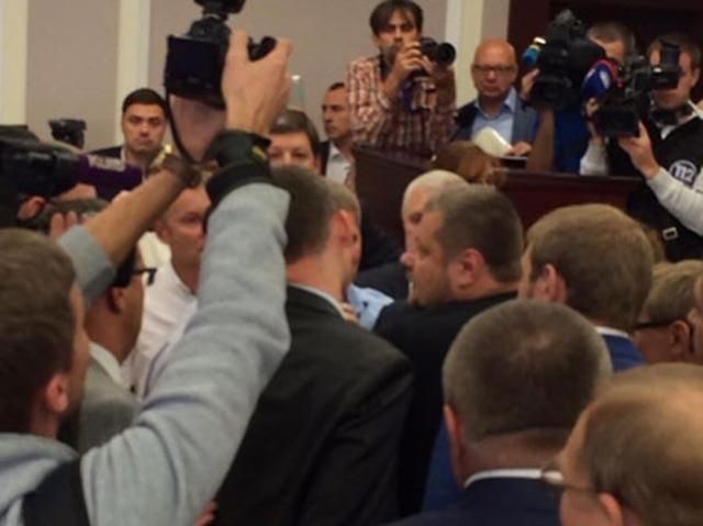 У Київраді ледь не побилися через гімн У Київраді ледь не побилися через гімн