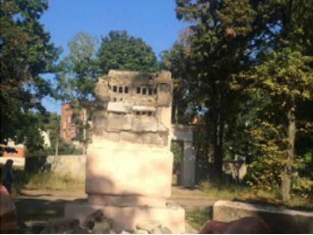 В Харькове снова разрушили памятник Ленину В Харькове снова разрушили памятник Ленину