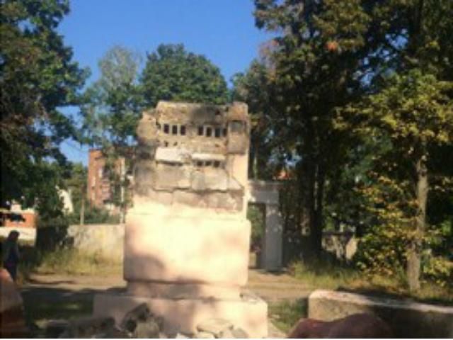 В Харькове снова разрушили памятник Ленину