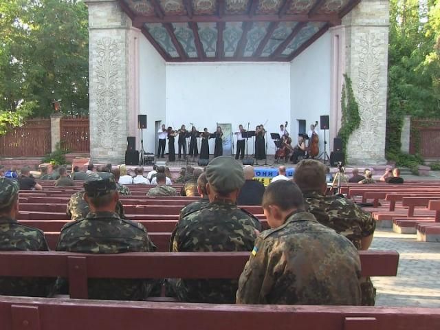 Арт-волонтери підвищують бойовий дух бійців АТО Арт-волонтери підвищують бойовий дух бійців АТО