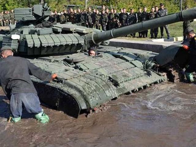 Досвідчені гвардійці вчили курсантів евакуйовувати бронетехніку Досвідчені гвардійці вчили курсантів евакуйовувати бронетехніку