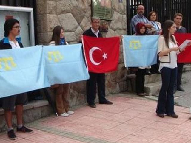 Кримські татари із Анкари засудили захоплення Меджлісу в Криму Кримські татари із Анкари засудили захоплення Меджлісу в Криму