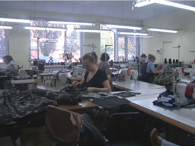 Луцкие швеи готовят зимнюю одежду для солдат Луцкие швеи готовят зимнюю одежду для солдат