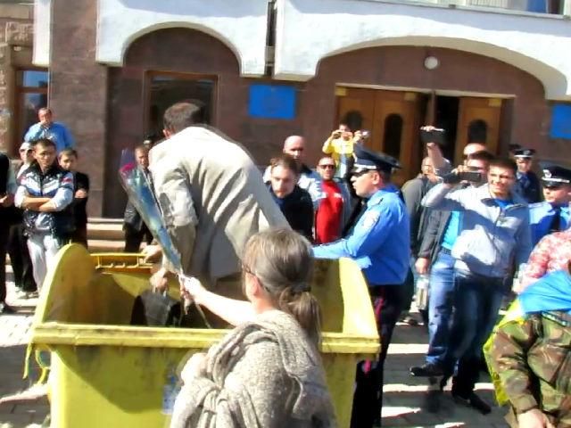 Ще одного депутата-регіонала викинули у смітник (Відео)